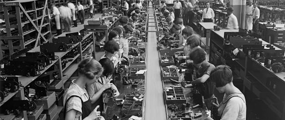 Elektronikkproduksjon på samlebånd, typisk for etterkrigstidens industrisamfunn.